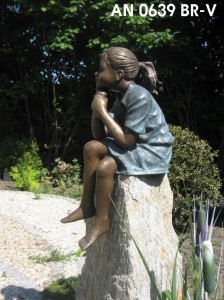 Harasimowicz ogrody - Figura z brązu - dziewczynka podparta dłonią (symbol produktu AN 0639BRV wymiary 64x22x35)